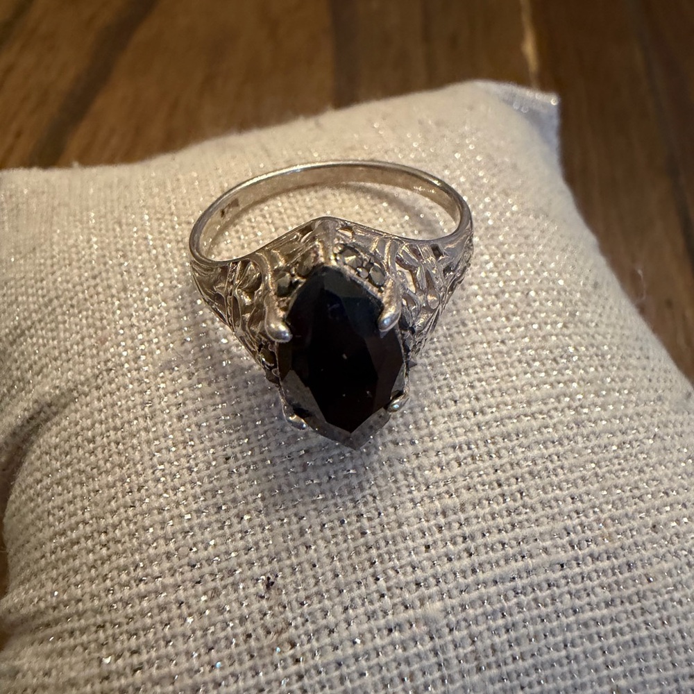Elegant Sterling Silver Ring with Black Stone Size 7 1/2